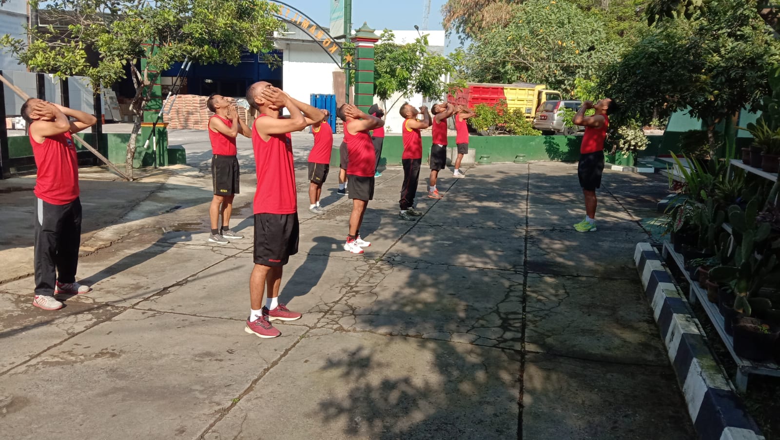 Jaga Stamina Anggotanya, Danramil Manisrenggo Pimpin Olahraga Lari, Jalan Dan Senam Aerobik