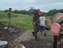 Lancarkan Usaha Tani, Babinsa Koramil Delanggu Gotong Royong Perbaiki Jalan Area Pertanian