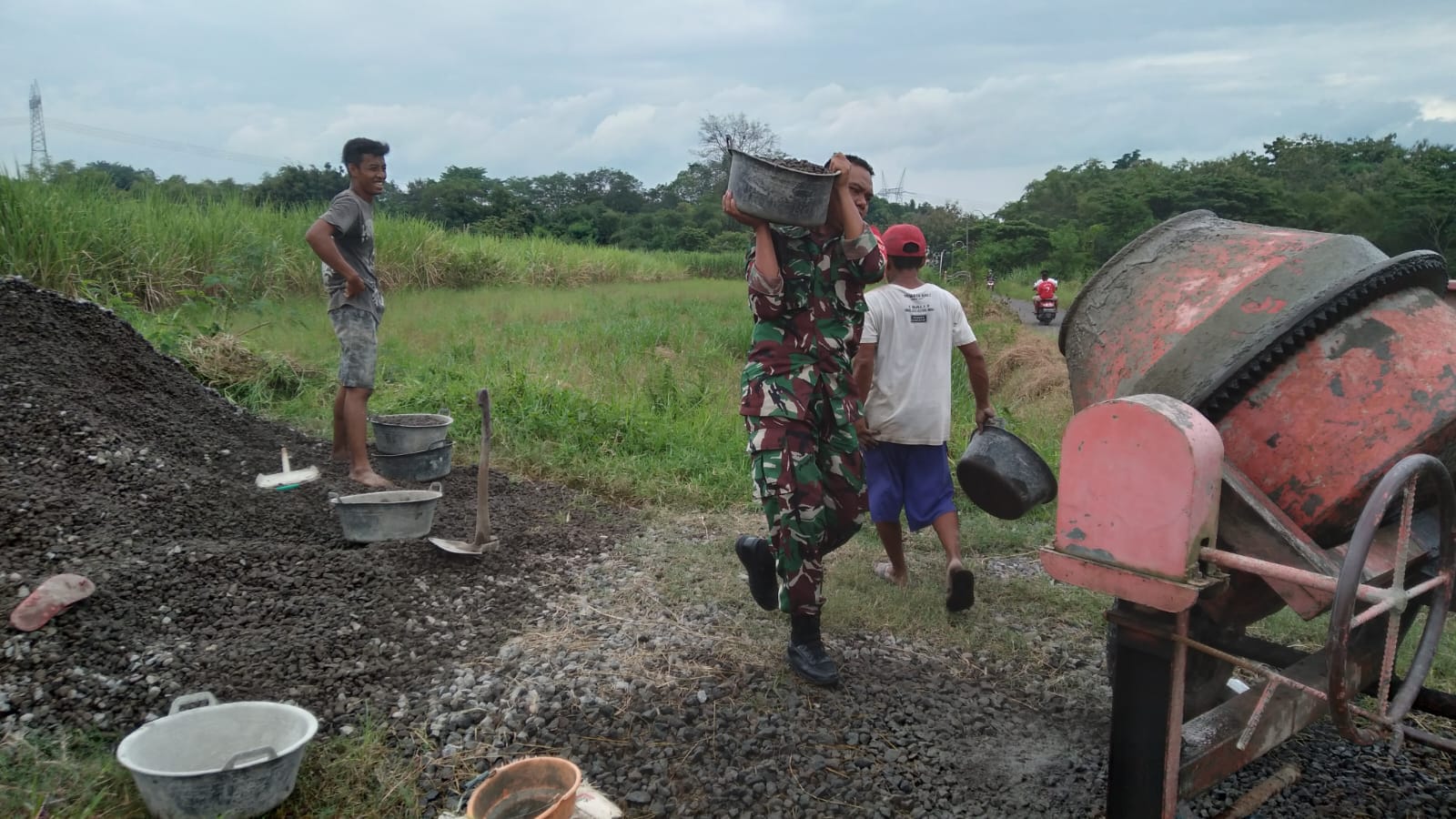 Lancarkan Usaha Tani, Babinsa Koramil Delanggu Gotong Royong Perbaiki Jalan Area Pertanian