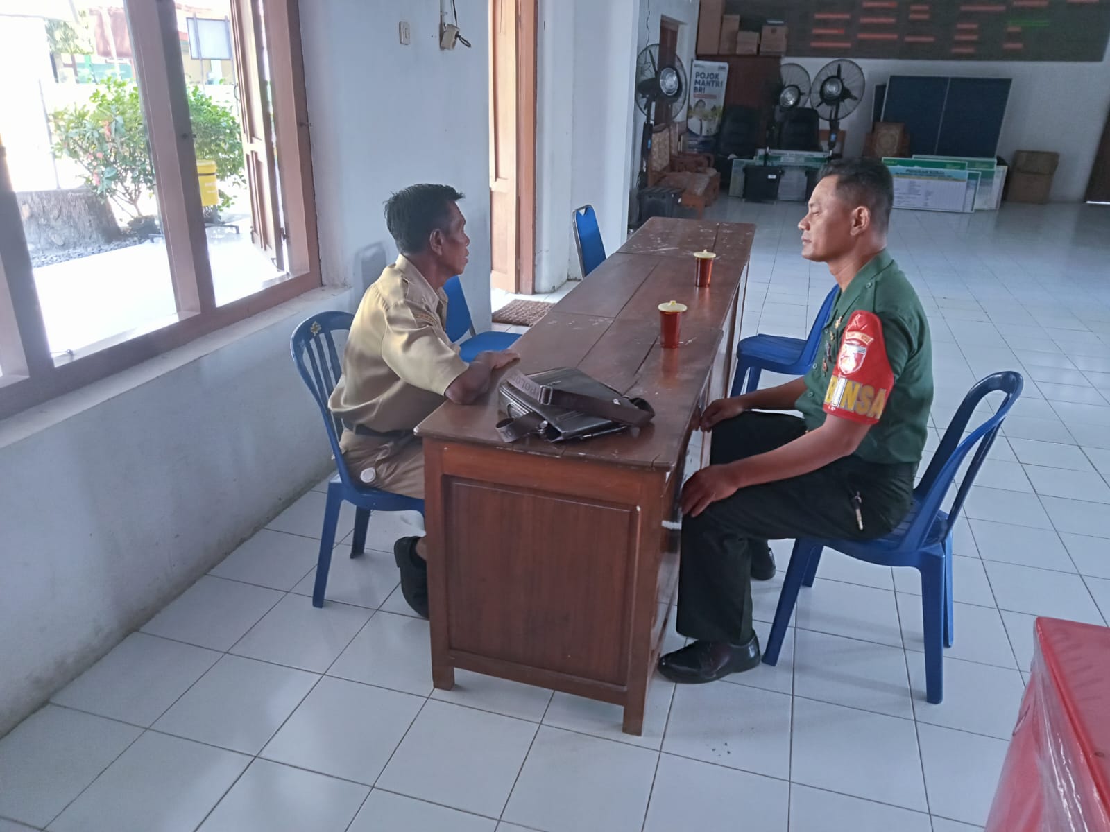 Babinsa Koramil 23/Ceper Sambangi Kantor Desa, Ini Kata Kepala Desa Srebegan