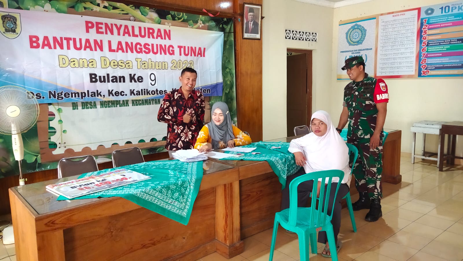 Pastikan Lancar, Babinsa Dampingi Penyaluran BLT Dana Desa Ngemplak Kalikotes