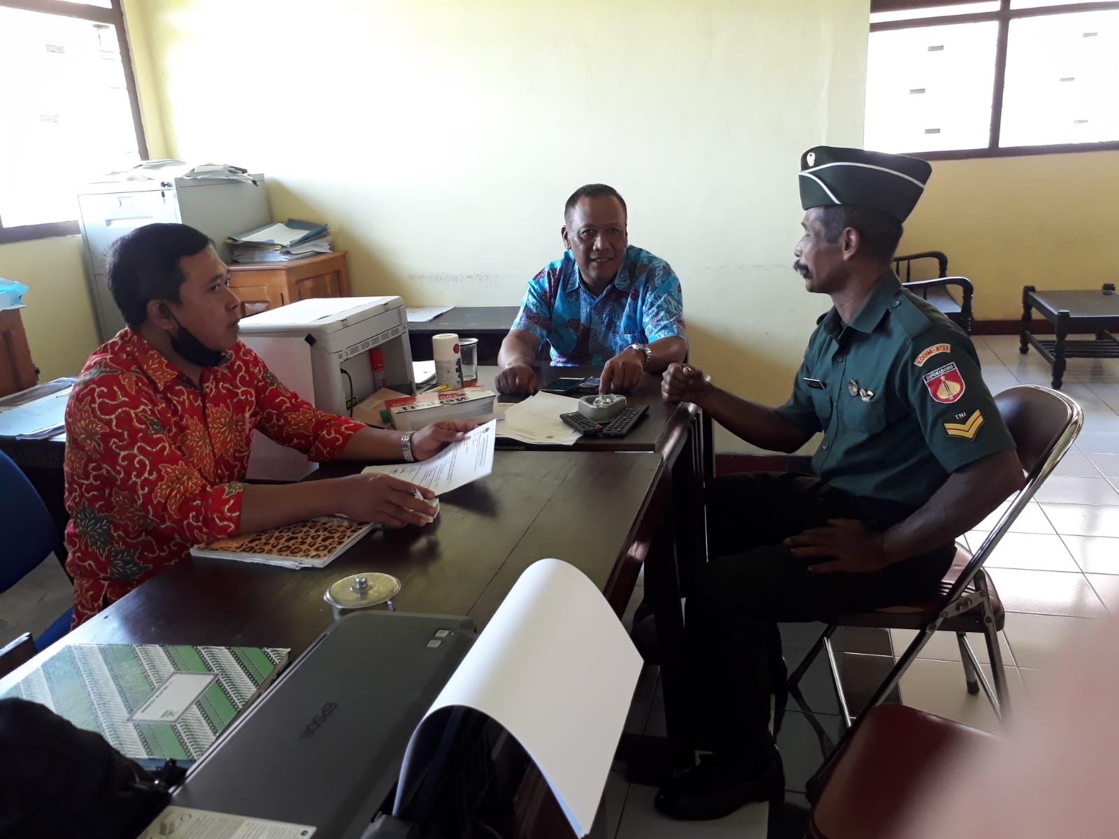 Keharmonisan Babinsa Koramil 12/Manisrenggo Bersama Perangkat Desa