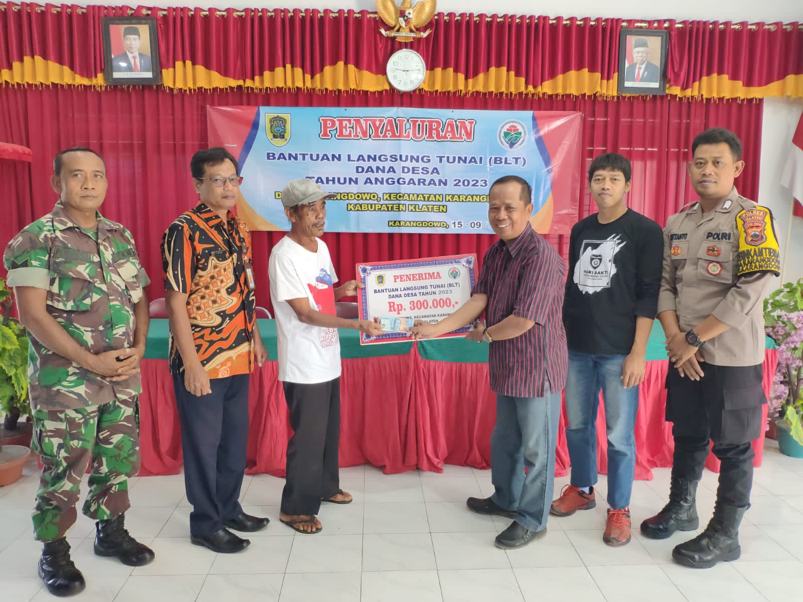 Babinsa Koramil 17 Karangdowo Dampingi Penyaluran BLT DD Desa Karangdowo