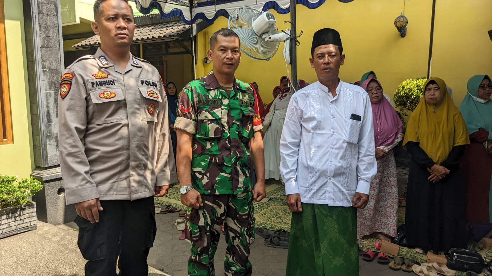 Perkuat Silaturahmi, Babinsa Ceper Hadiri Pengajian Ahad Pon