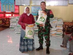 Babinsa Ceper Amankan Penyaluran Bantuan Beras Pemerintah