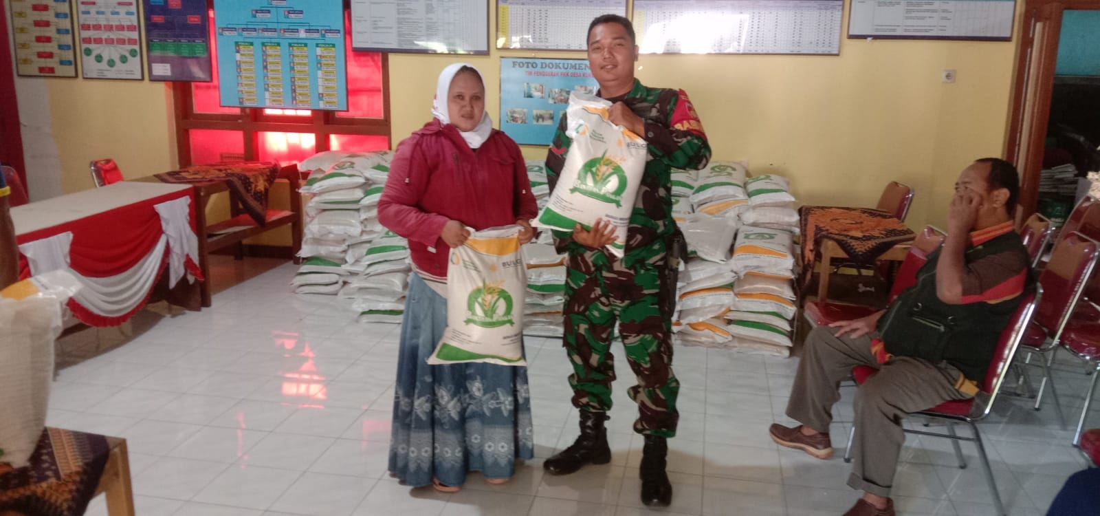 Babinsa Ceper Amankan Penyaluran Bantuan Beras Pemerintah