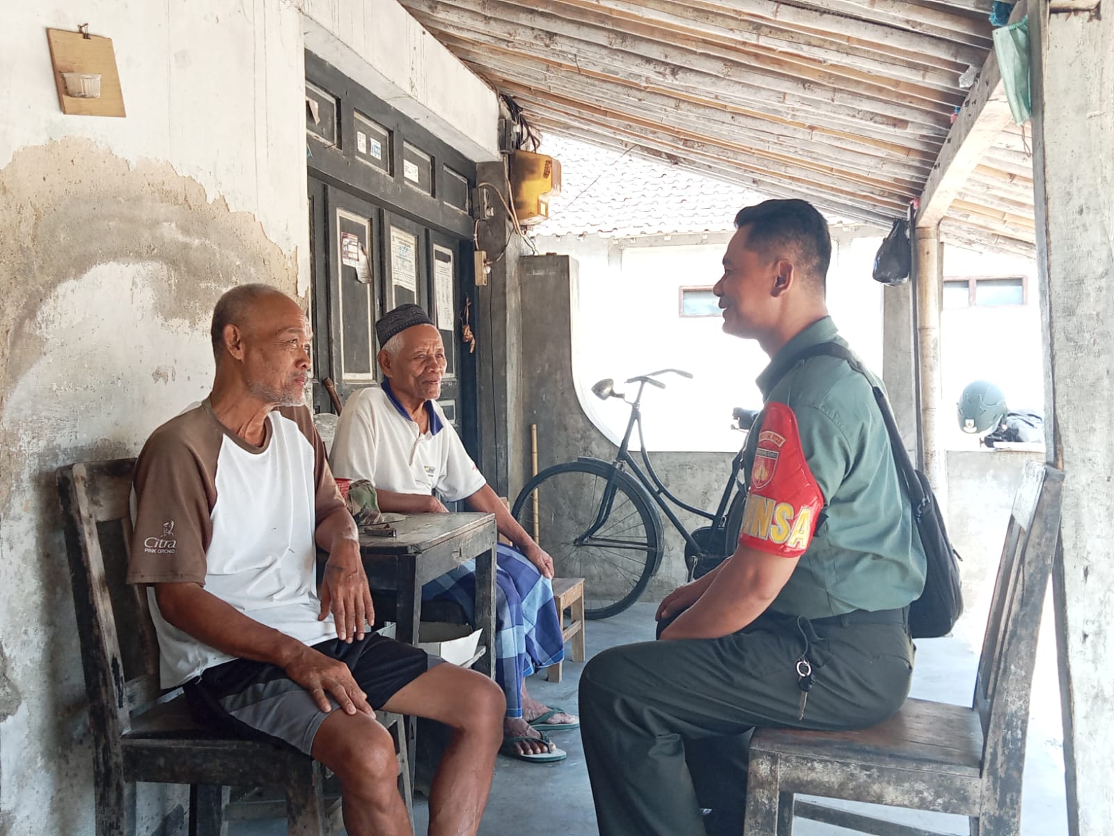 Pererat Tali Silaturahmi, Babinsa Srebegan Sambangi Tokoh Masyarakat Desa Binaan