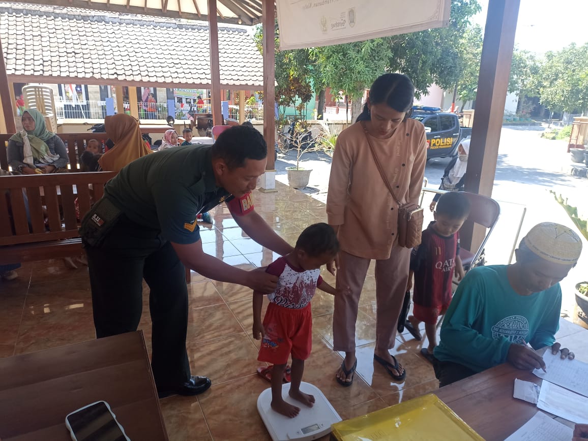 Gelaran Posyandu, Babinsa Prambanan Dampingi Bidan Desa Kebondalem Kidul