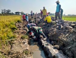 Anggota Koramil 22 Wonosari Kejar Buat Talud, Prioritas KBMKB Ke XVIII Desa Boto