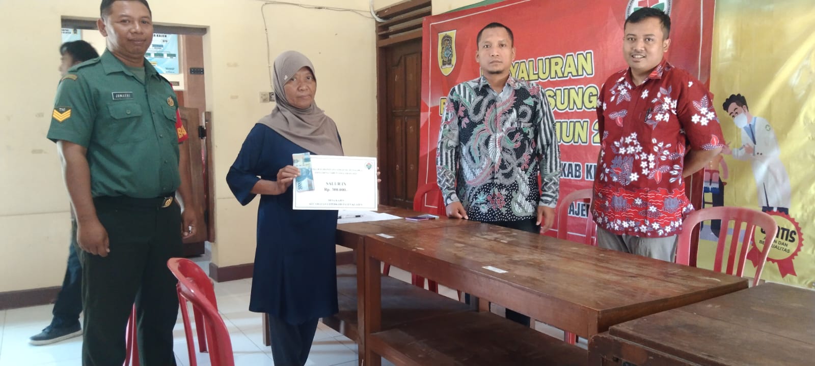 Babinsa Ceper Dampingi Penyaluran BLT Dana Desa Kajen Ceper