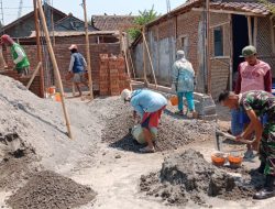 Ringankan Beban, Babinsa Koramil Ceper Bantu Warga Binaan Bangun Rumah