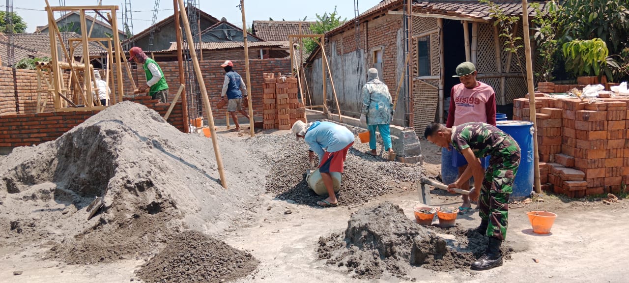 Ringankan Beban, Babinsa Koramil Ceper Bantu Warga Binaan Bangun Rumah