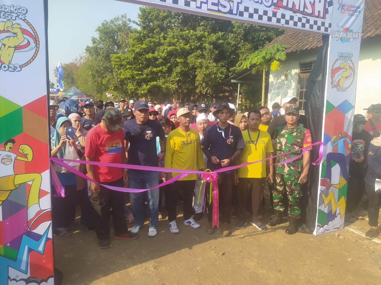 Koramil 23/Ceper Amankan Jalan Sehat Warga Meriahkan Hari Sumpah Pemuda