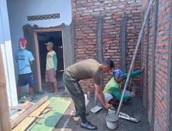 Kebersamaan Bersama Rakyat, Babinsa Ceper Bantu Renovasi Rumah Warga