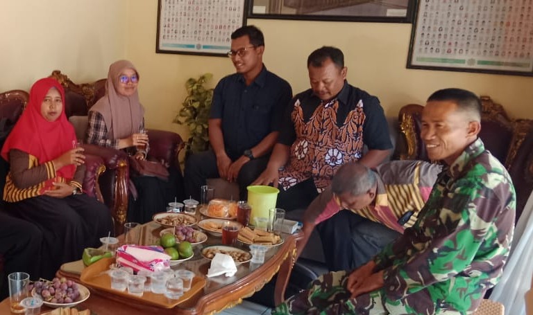 Kesinergian Babinsa Ceper Bersama Perangkat Desa Meger