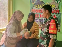 Cegah Polio, Babinsa Ceper Dampingi Bidan Imunisasi Polio Anak