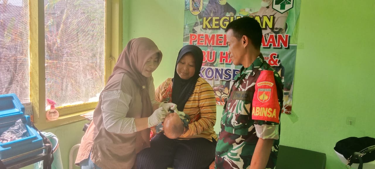 Cegah Polio, Babinsa Ceper Dampingi Bidan Imunisasi Polio Anak