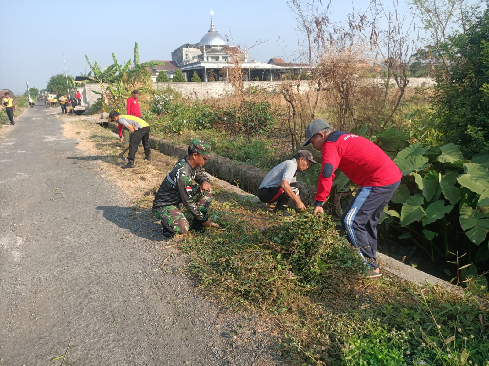 Ciptakan Lingkungan Bersih, Koramil 03/Delanggu Gotong Royong Bersihkan Parit Desa Krecek