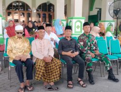 Dekatkan Diri Dengan Ulama dan Warga Babinsa Ceper Hadiri Peringatan Maulid Nabi Muhammad SAW