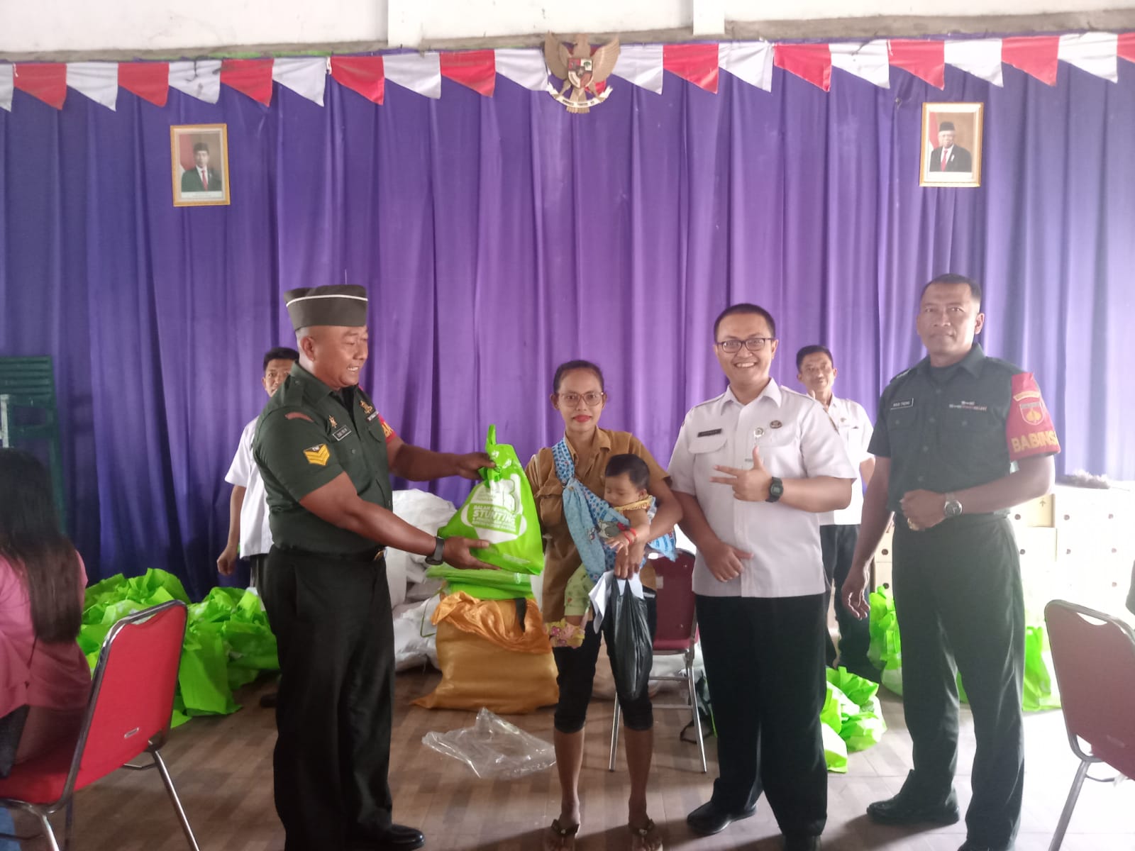 Babinsa Wonosari Monitoring Penyaluran Bantuan Paket Sembako Desa Binaan