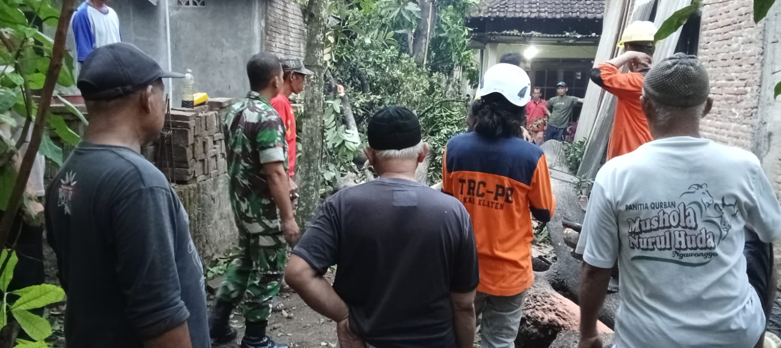 Rumah Warga Tertimpa Pohon, Babinsa Ceper Bantu Evakuasi