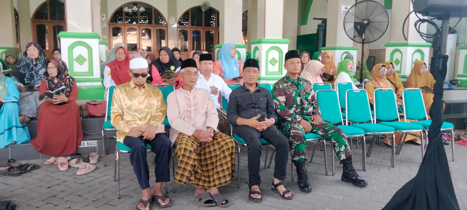 Dekatkan Diri Dengan Ulama dan Warga Babinsa Ceper Hadiri Peringatan Maulid Nabi Muhammad SAW