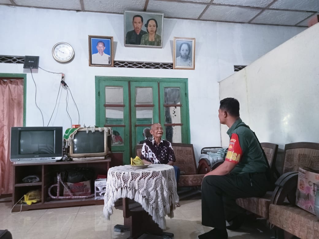 Babinsa Ceper Anjangsana Ke Purnawirawan TNI di Desa Binaan