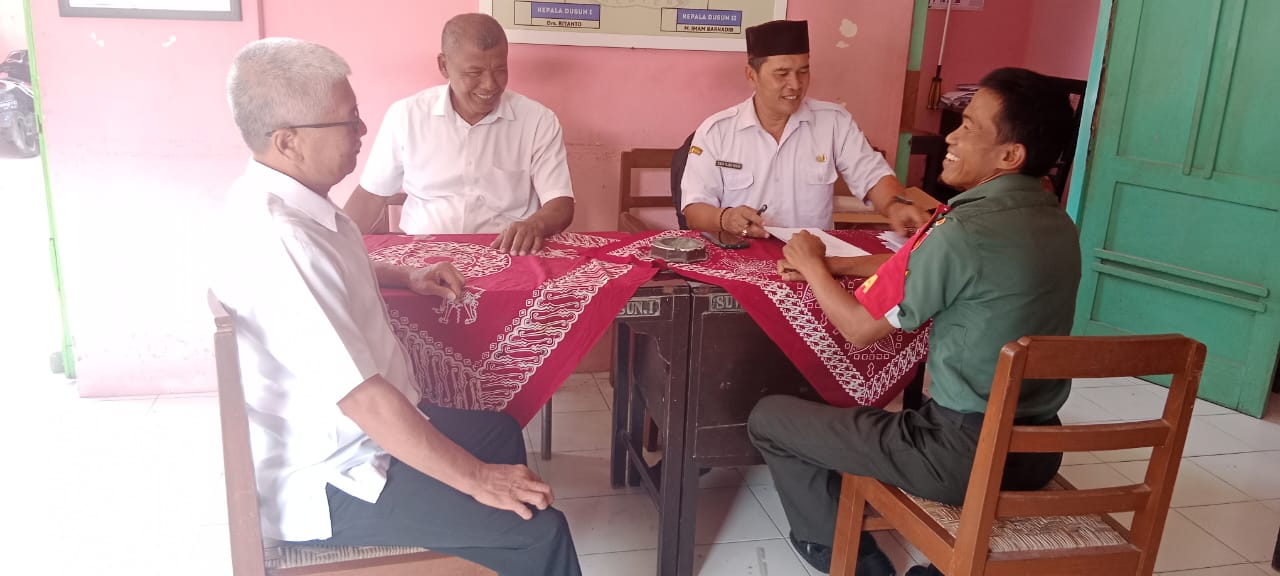 Jalin Silaturahmi, Babinsa Koramil 23/Ceper Jalin Komunikasi Bersama Perangkat Desa Meger