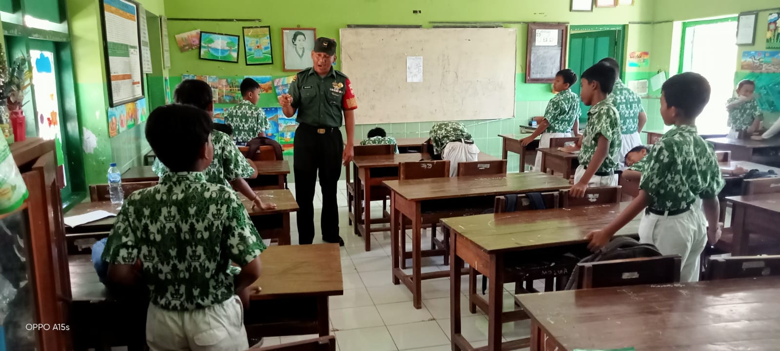 Tanamkan Nasionalisme Sejak Dini, Babinsa Wonosari Beri Wasbang Siswa Siswi SDN 1 Sekaran