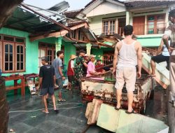 Babinsa Koramil Karangdowo Bantu Rumah Warga Yang Terdampak Hujan Angin