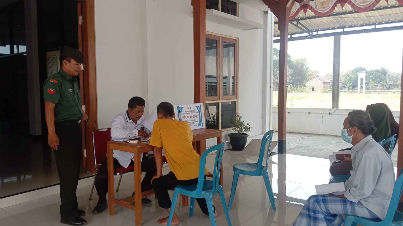 Monitoringnya Babinsa Wonosari Pada Penyaluran BLT Dana Desa Tahap X TA 2023 Desa Sidowarno