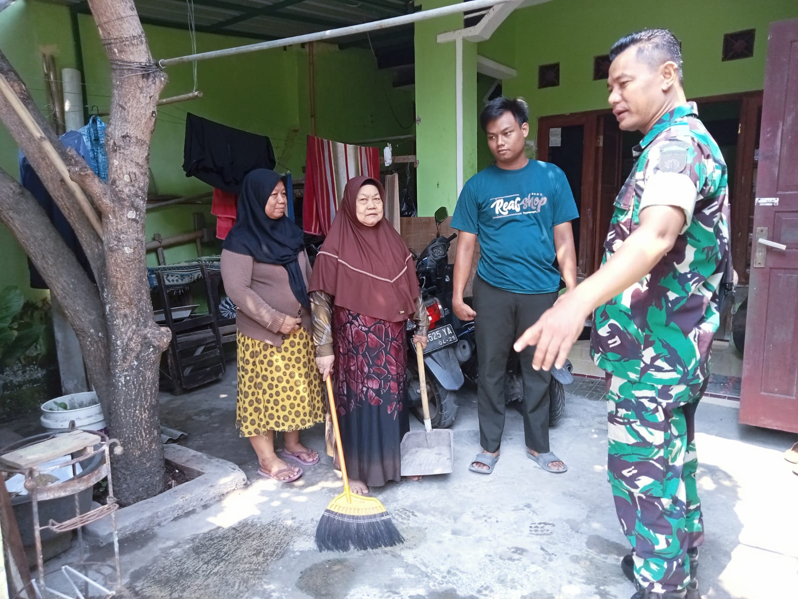 Babinsa Ceper Ingatkan Warga Jaga Kesehatan Dan Keadaan Cuaca