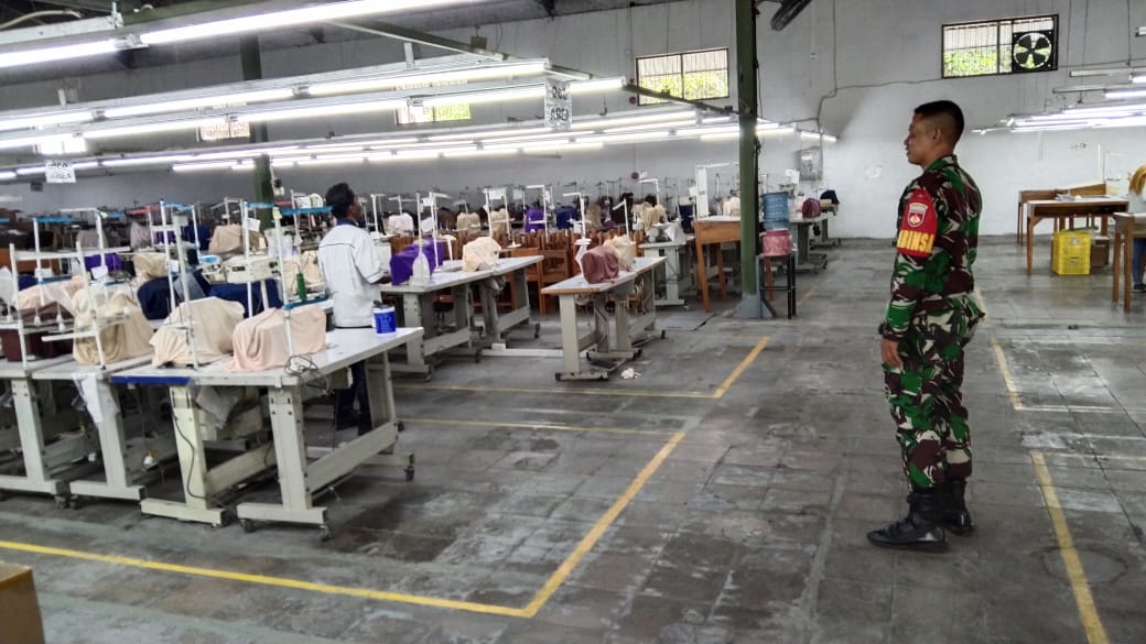 Ciptakan Keamanan Babinsa Ceper Datangi Security Jalin Komunikasi