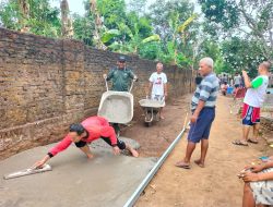Wujudkan Kemanunggalan TNI dan Rakyat, Babinsa Wonosari Cor Jalan Bersama Warga