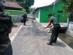 Babinsa Kelurahan Kabupaten Klaten Gotong Royong Aspalan Jalan Pemukiman Warga