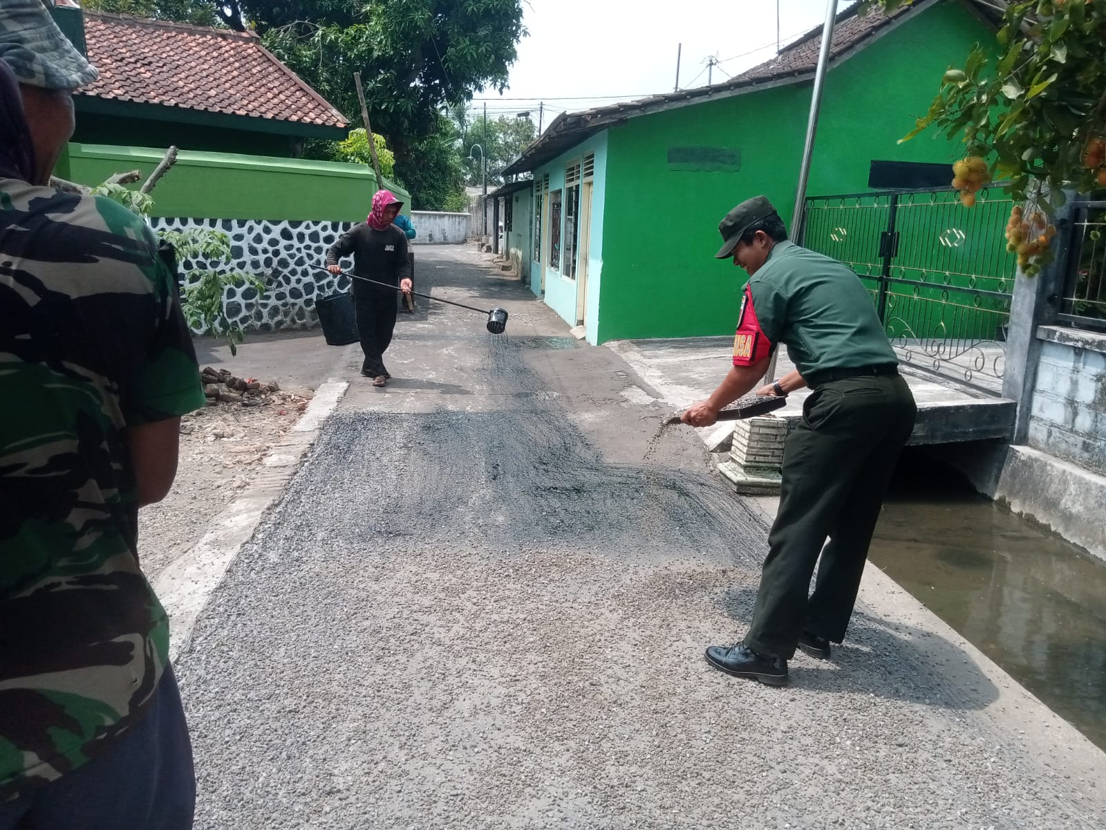 Babinsa Kelurahan Kabupaten Klaten Gotong Royong Aspalan Jalan Pemukiman Warga