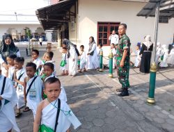 Mewakili Danramil 23/Ceper Hadiri Manasik Haji Cilik di Halaman Masjid Roudhotus Sholikhin