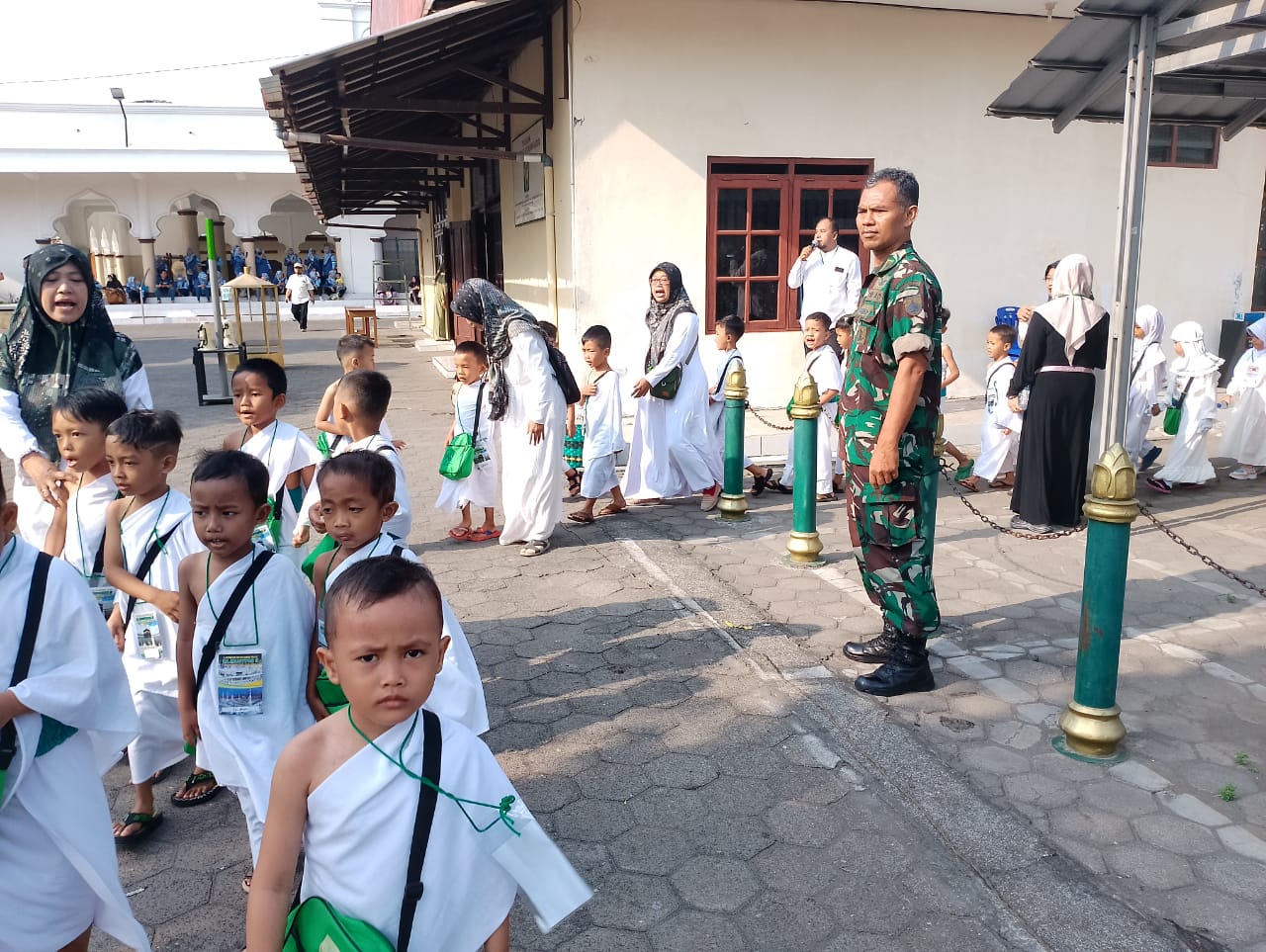 Mewakili Danramil 23/Ceper Hadiri Manasik Haji Cilik di Halaman Masjid Roudhotus Sholikhin
