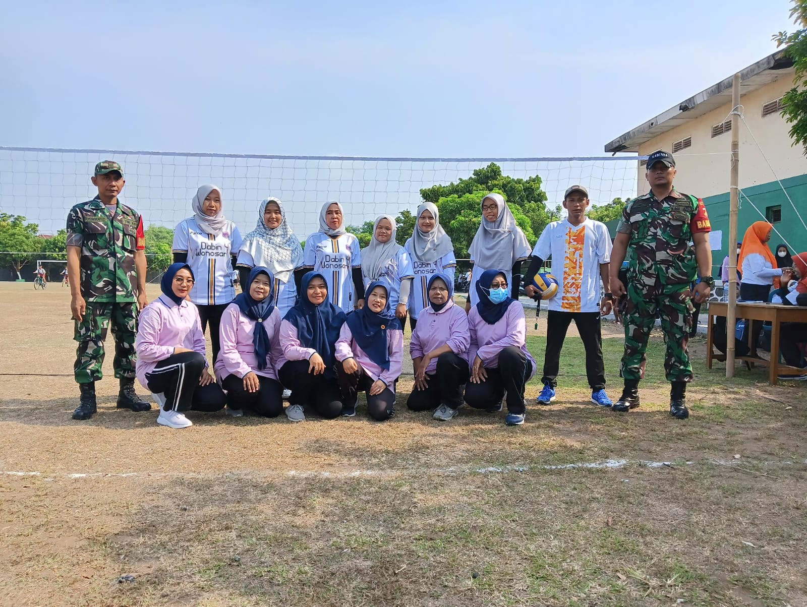 Peringatan HUT PGRI, Babinsa Wonosari Amankan Lomba Bola Voli