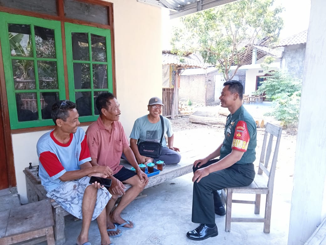 Komsos Dengan Ketua RT, Babinsa Ceper Eratkan Silaturahmi