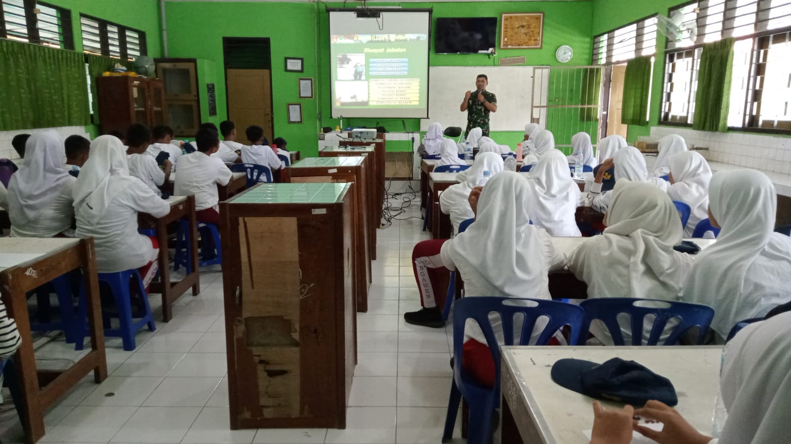 Danramil 08/Ngawen Beri Materi Kepemimpinan Siswa Siswi SMP N 1 Ngawen