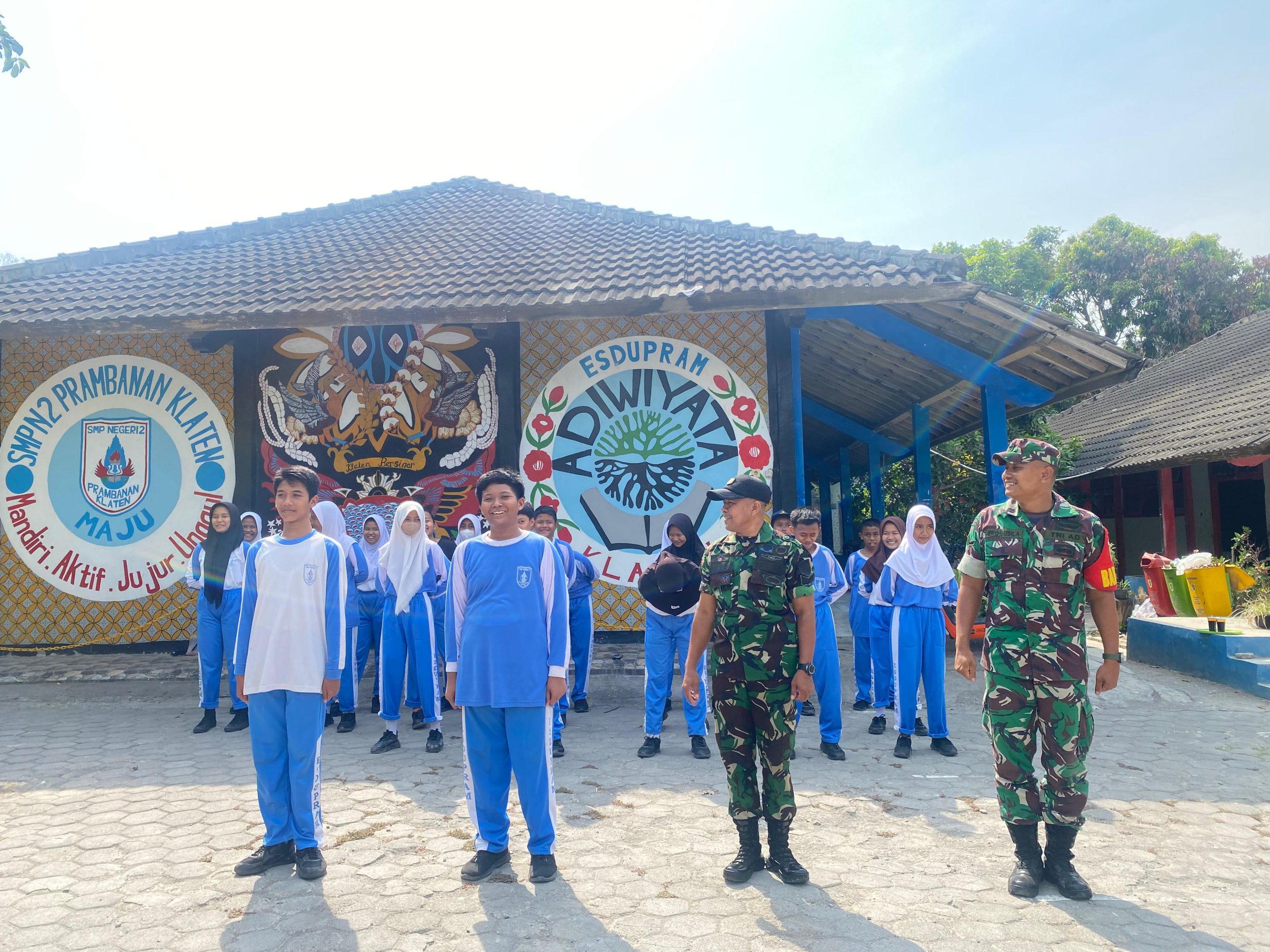 Bina Generasi Muda, Babinsa Prambanan Berikan Ekstrakurikuler Di SMPN 2 Prambanan