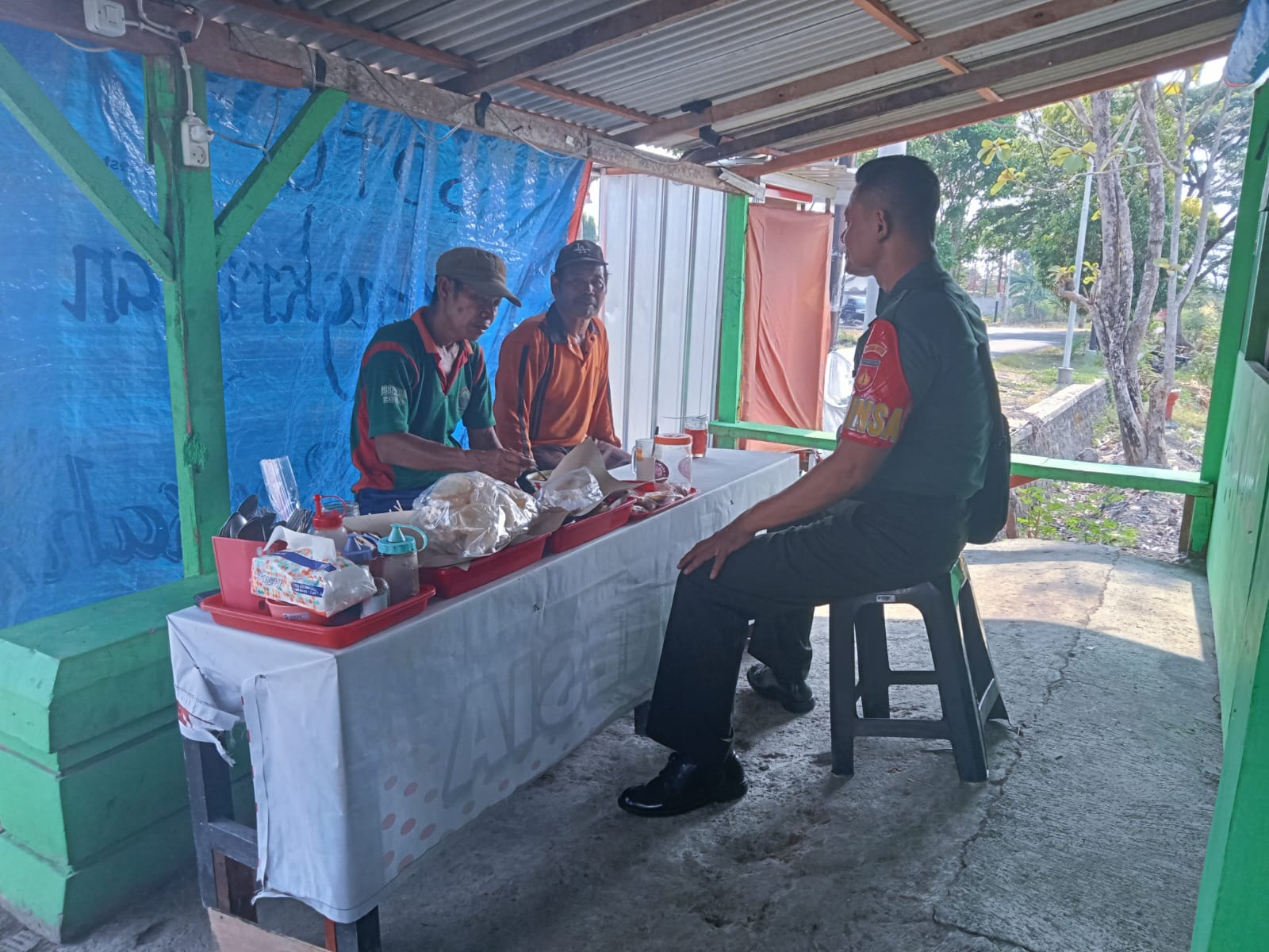 Demi Terwujudnya Kemanunggalan TNI-Rakyat Babinsa Ceper Datangi Warung HIK, Beri Ini