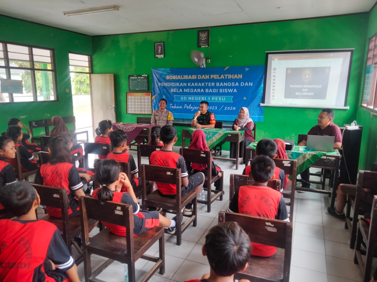 Ciptakan Karakter Cinta Tanah Air Sejak Dini, Babinsa Wedi Beri Wasbang SDN 1 Pesu Wedi