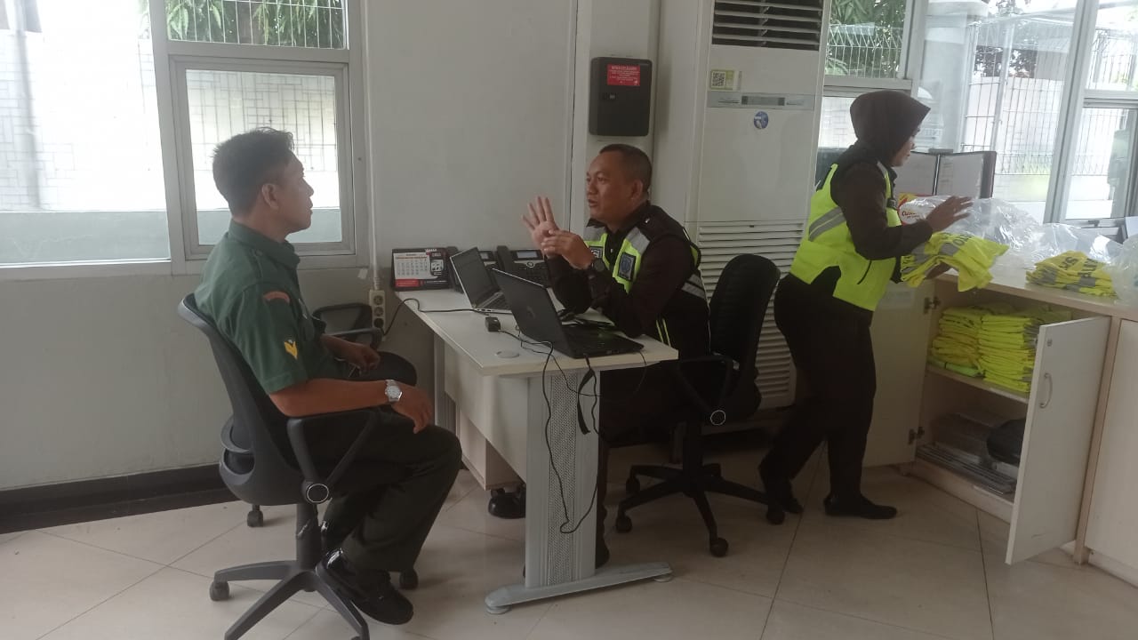 Babinsa Prambanan Sambangi Security, Ciptakan Lingkungan Aman