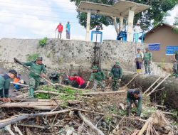 Antisipasi Banjir Bersama Warga, Koramil Juwiring Bersihkan Bendung Bagor Juwiring