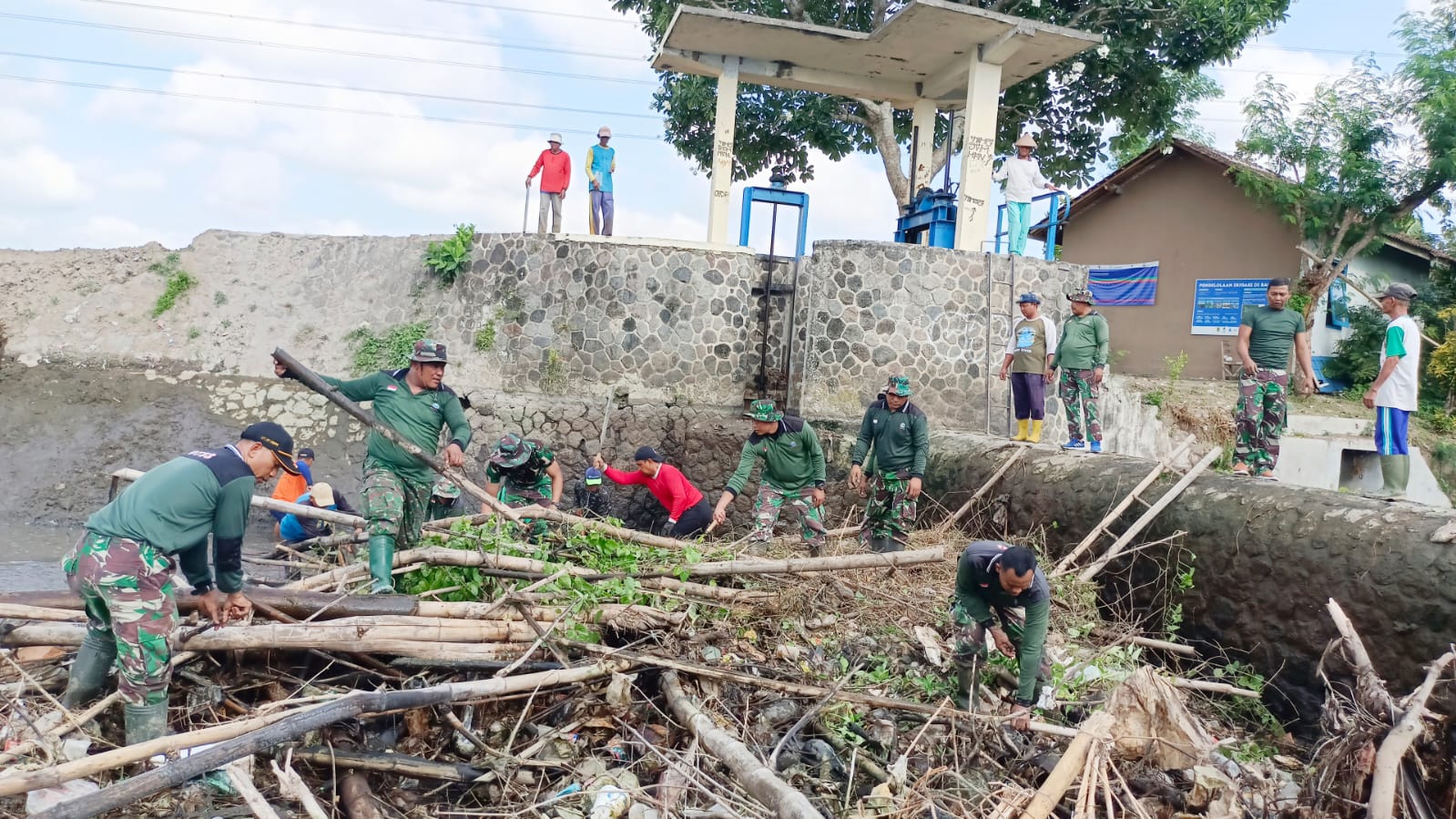 Antisipasi Banjir Bersama Warga, Koramil Juwiring Bersihkan Bendung Bagor Juwiring