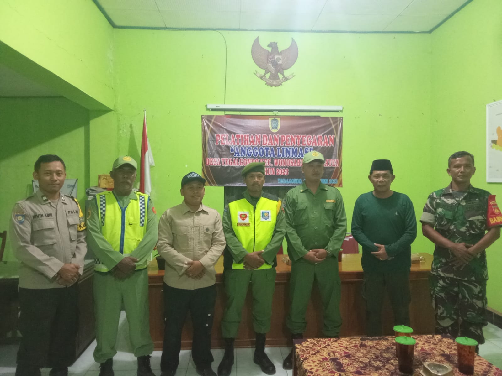 Tingkatkan Kamtibmas, Babinsa Wonosari Bersama Bhabinkamtibmas Beri Pembekalan Linmas