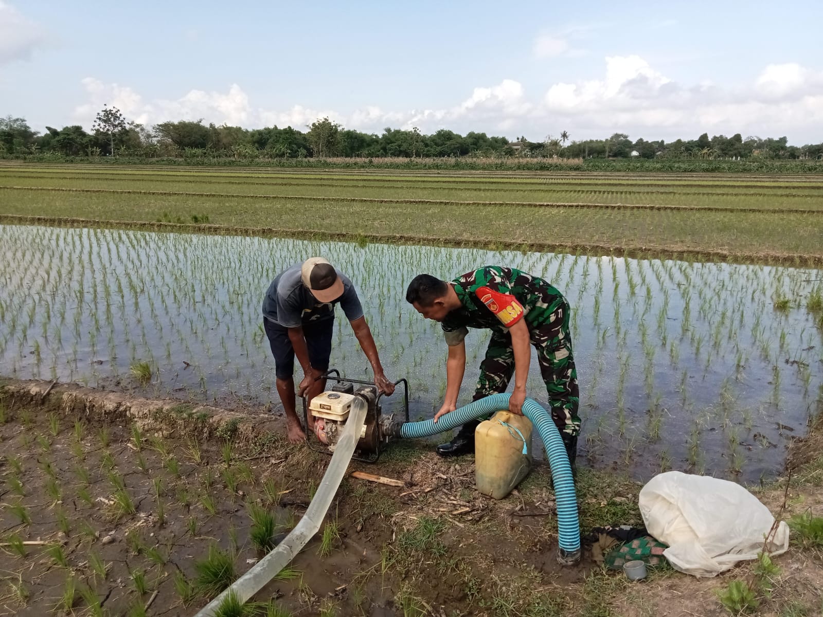 Melalui Mesin Pompa Air, Babinsa Ceper Bantu Petani Mengairi Sawah