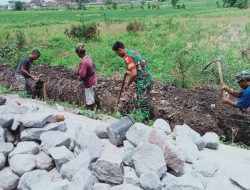 Kemanunggalan TNI Dan Rakyat, Babinsa Wonosari Bantu Buat Talud Desa Binaan
